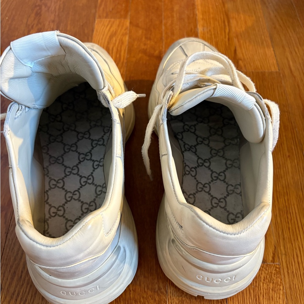 Gucci Cream Sneakers with Red Lip Graphic - Picture 3 of 8